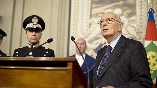 Napolitano descarta dimitir y llama a la formación de un gobierno de concertación