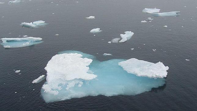 El hielo marino de la Antártida se expande mientras que el del Ártico se reduce