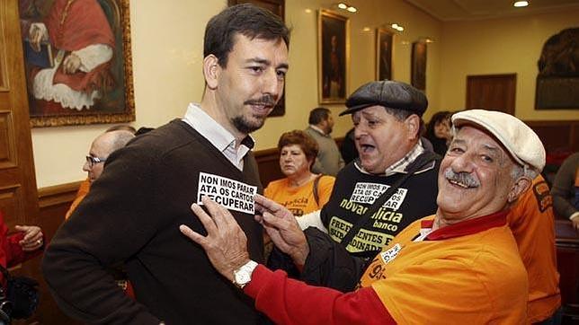 Desalojan del salón de plenos de Tui a los afectados por las preferentes