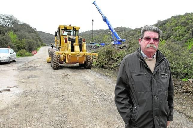 El duque de Westminster ayuda a Fuencaliente a arreglar un  camino