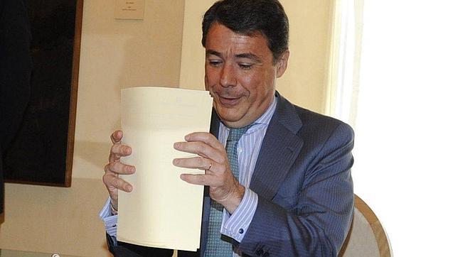 González, partidario de fijar «límites» a la información para no dañar a personas e instituciones