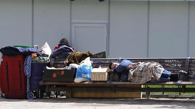 Degradación, suciedad y pintadas en la Plaza de España de Madrid
