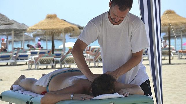 La actividad del sector servicios en España frena su caída en marzo