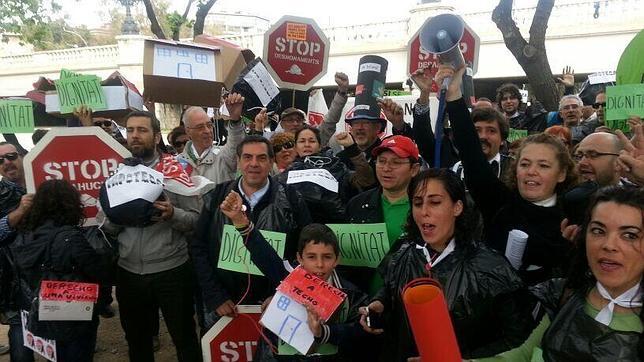 Nuevo escrache en Valencia al diputado Gil Lázaro