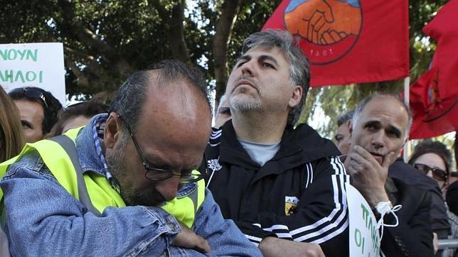 Los empleados de banca chipriotas piden que se garanticen sus pensiones