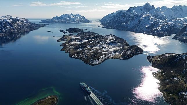 Un barco de Hurtigruten en el archipiélago de las Lofoten