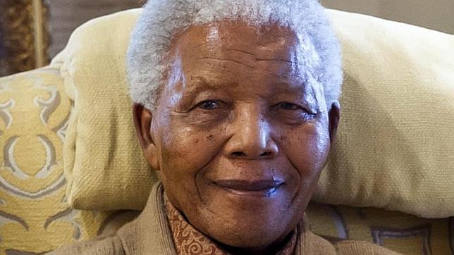 Nelson Mandela, dado de alta tras diez días hospitalizado por una neumonía