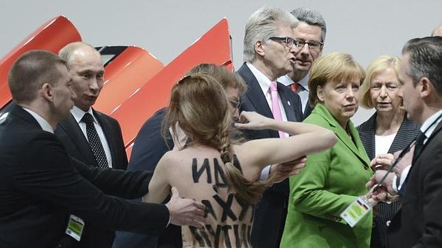 Tres activistas de Femen se desnudan de cintura para arriba ante Putin y Merkel