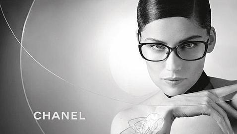 Laetitia Casta se pone las gafas para Chanel