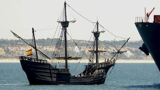 Una réplica de la primera nave en rodear el mundo atraca en Valencia