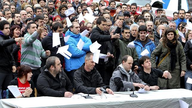 Los ocho condenados a prisión de Segi rompen públicamente las sentencias