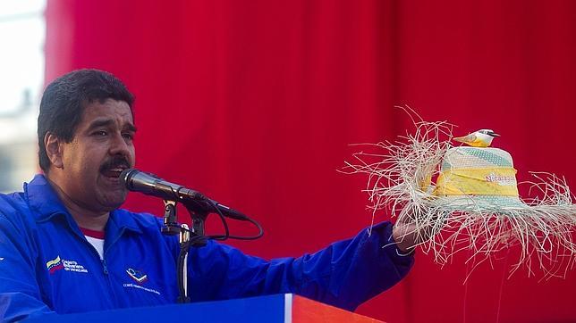 Maduro vuelve a enseñar en un acto el pajarito que encarna el espíritu de Chávez