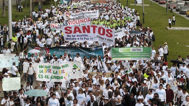 Denuncian la actitud «irresponsable» y «megalómana» de Uribe en Colombia
