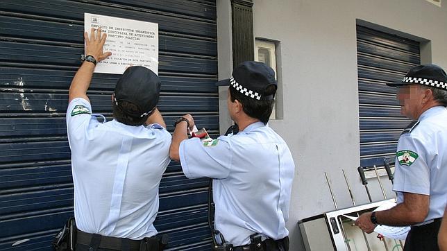 Policías realizando un alzamiento
