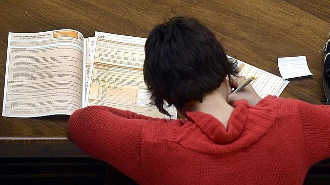 Una ciudadana cumplimentando impresos oficiales