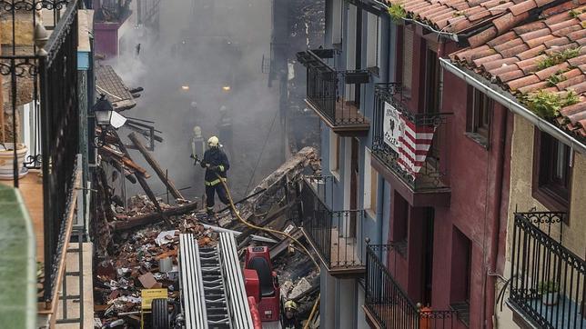 Un incendio en Bermeo derrumba cinco edificios y obliga a desalojar a decenas de vecinos