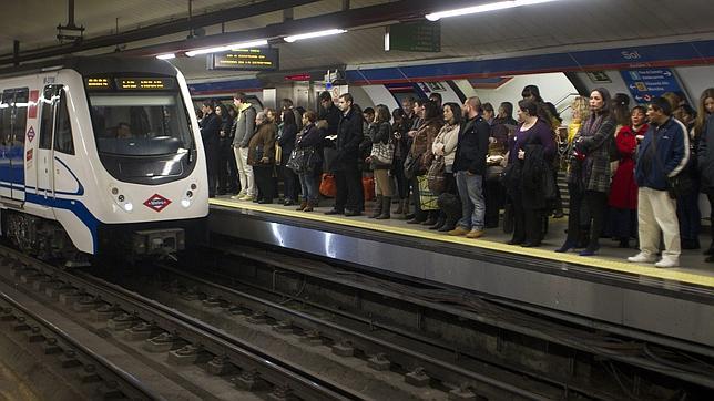 La crisis provoca que el uso del Metro caiga más de un 10% y un 4,5% el del autobús