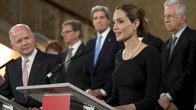 El look de política de Angelina Jolie en el G-8