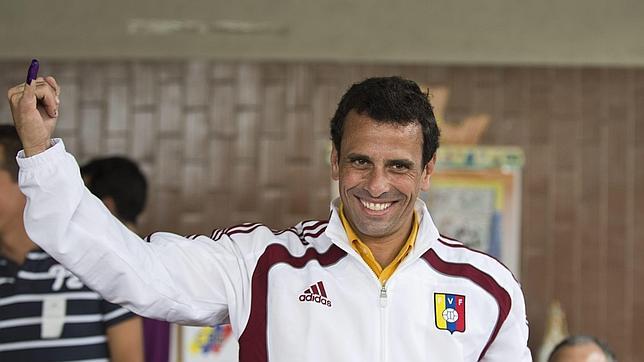 Capriles llama a votar en «avalancha» durante el ejercicio de su derecho al voto