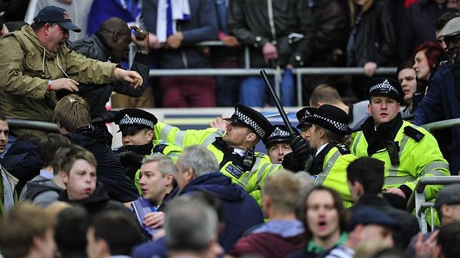 La violencia vuelve a avergonzar al fútbol inglés