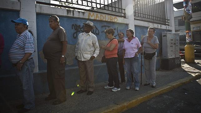 El nuevo presidente recibe un país dividido, violento y en crisis económica