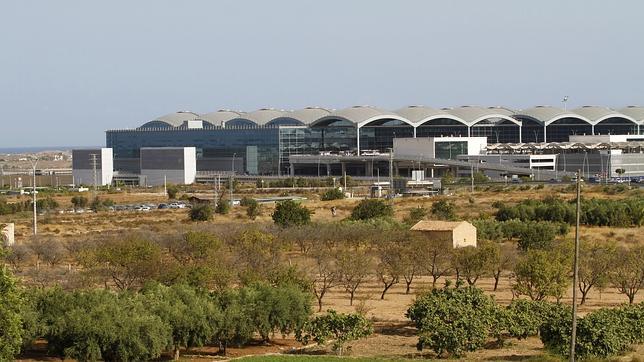 Proponen que el aeropuerto de Alicante lleve el nombre del poeta Miguel Hernández