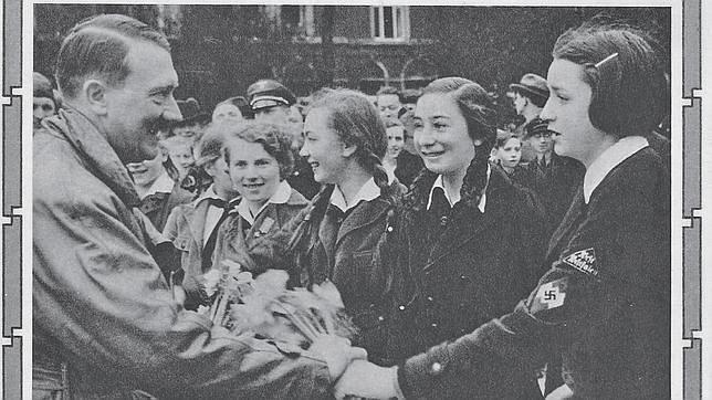 Hitler saludando a unas adolescentes de la Liga Alemana