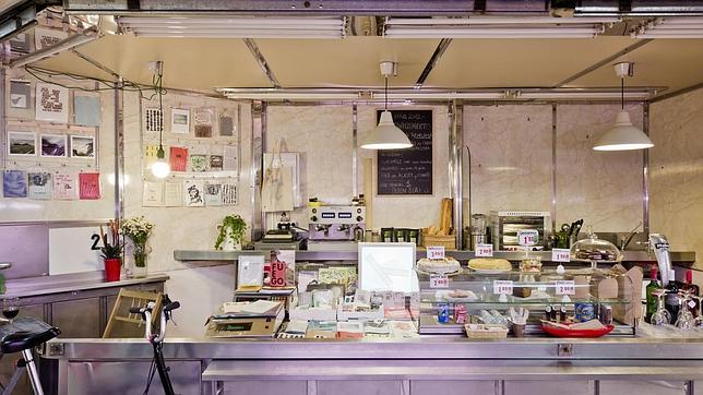 Arte y gastronomía en un mismo puesto del mercado de Antón Martín