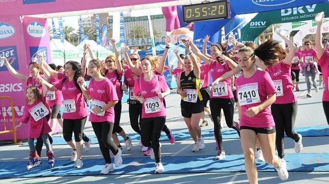 Valencia se tiñe de rosa contra el cáncer de mama