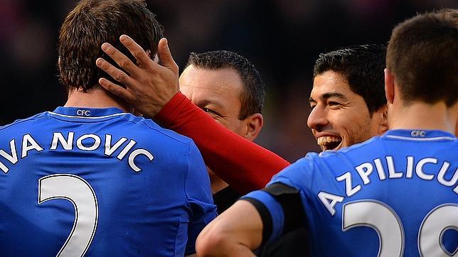 Luis Suárez muerde a Ivanovic