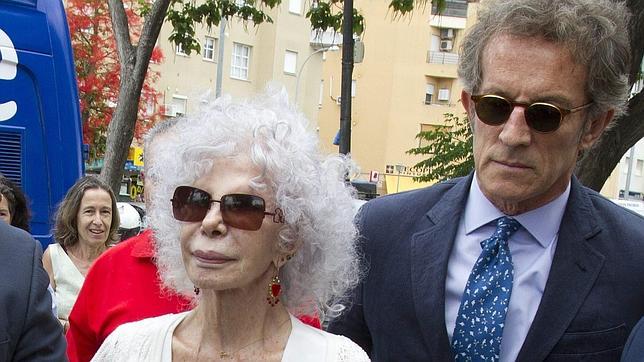 Tras su caída en Roma, la duquesa de Alba asegura que se está recuperando bien