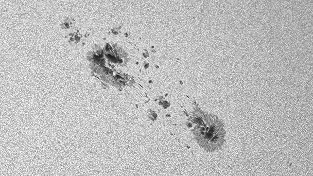 La mancha solar doce veces la Tierra, captada al detalle por un aficionado