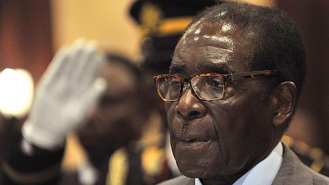 Mugabe, de 89 años, lleva aferrado al poder desde 1980