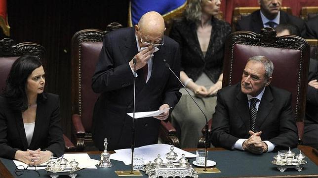 Las lágrimas de Napolitano ante el «caos político» de Italia