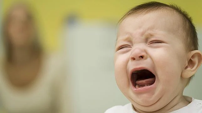 ¿Por qué los bebés dejan de llorar cuando los cogen en brazos?