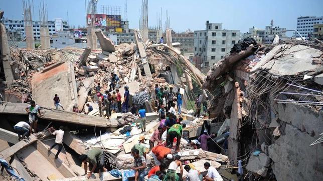 Casi cien muertos en el derrumbe de un edificio en Bangladesh