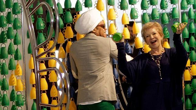 Carlinhos Brown funde música y pintura en el palacio presidencial de Brasilia