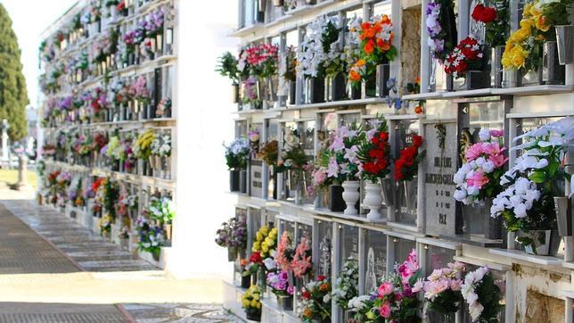 Nace un nuevo nicho de negocio: limpiadores de cementerio