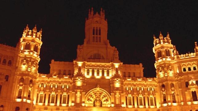Luz naranja en la fuente y Palacio de Cibeles en honor a Holanda