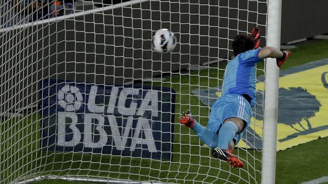 Casillas no alcanza el lanzamiento de Leo Messi