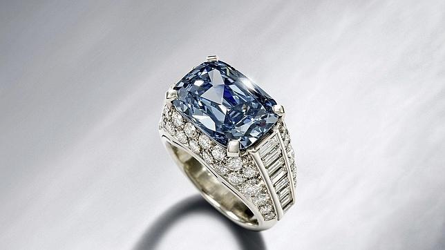 Una mujer se traga un diamante al beber una copa de champán