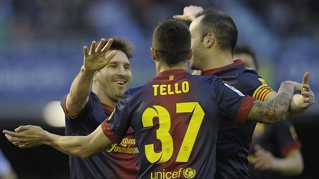 Messi se abraza a Tello e Iniesta