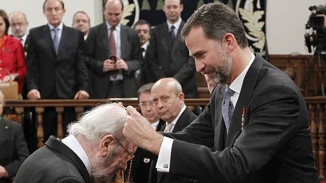 Caballero Bonald recibe el Premio Cervantes de manos del Príncipe Felipe