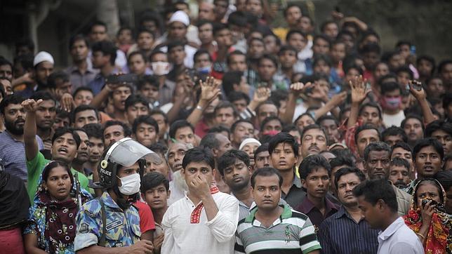 Cuatro detenidos por el derrumbe en Bangladesh que causó 328 muertos