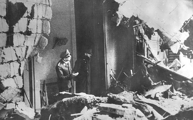 La última fotografía de Hitler: el dictador examina los daños en el búnker de la Cancillería tras un bombardeo