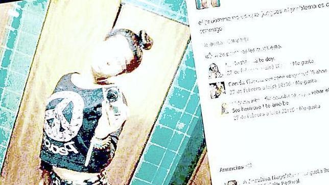 Una menor posando para enviar su foto a sus contactos