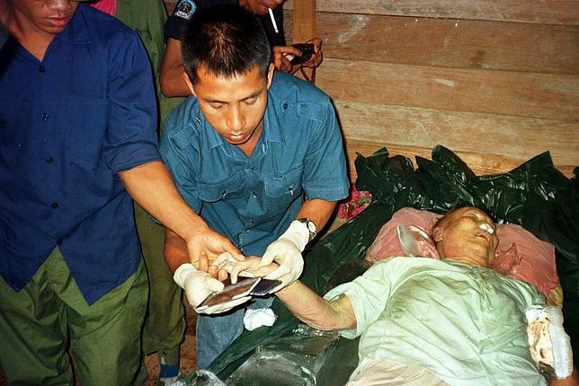 Militares tailandeses toman huellas al cadáver de Pol Pot en una choza de la selva camboyana