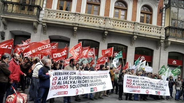Un centenar de sindicalistas protestan contra los planes del Grupo Liberbank