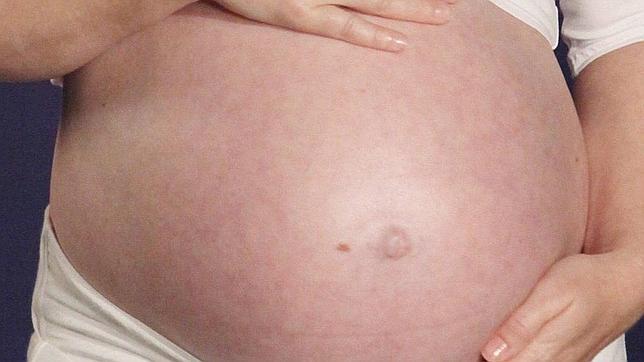 Obligaba a su hija adoptiva, de 14 años, a someterse a inseminaciones caseras