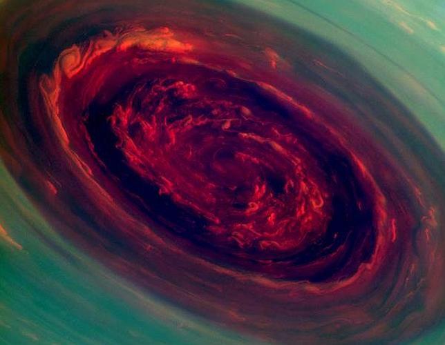 La Cassini capta un huracán gigante en Saturno